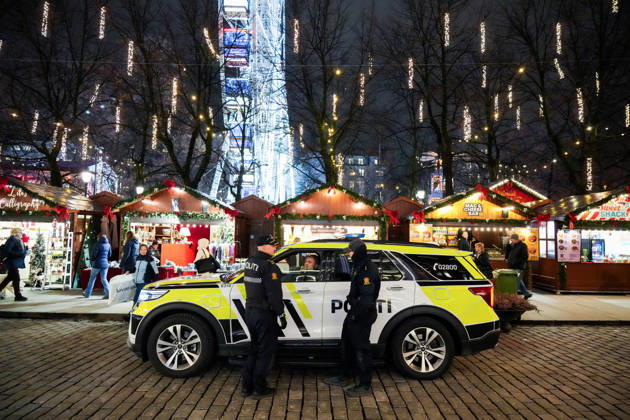 Nobels fredspris 2025 Oslo 20251209. Politi pa Karls Johans gate i Oslo tirsdag ettermiddag i forbindelse med utdelingen av Nobels Fredspris 2025. Den venezuelanske opposisjonslederen Maria Corina Machado far prisen for sitt utrettelige arbeid for a sikre demokratiske rettigheter for folket i Venezuela, og for sin kamp for en rettferdig og fredelig overgang fra diktatur til folkestyre. Foto: Ole Berg-Rusten NTB Oslo Norge Z-lbZ1lAPls EDITORIAL USE ONLY Ref:_BNCZ-lbZ1lAPls.jpg Copyright: xOlexBerg-Rustenx xNTBx