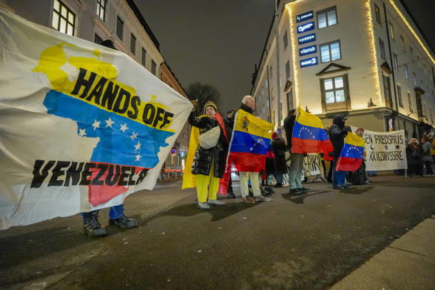 Nobels fredspris 2025 Oslo, Norway 20251209. Latin-Amerikagruppene i Norge protesterer utenfor Nobelinstituttet i forbindelse med utdelingen av Nobels fredspris tirsdag ettermiddag. Den venezuelanske opposisjonslederen Maria Corina Machado far prisen for sitt utrettelige arbeid for a sikre demokratiske rettigheter for folket i Venezuela, og for sin kamp for en rettferdig og fredelig overgang fra diktatur til folkestyre. Prisen deles ut under en seremoni i Oslo radhus pa onsdag. Foto: Lise Aserud NTB Oslo Norway menMf4YlfiU EDITORIAL USE ONLY Ref:_POLmenMf4YlfiU.jpg Copyright: xLisexAserudxx xNTBx