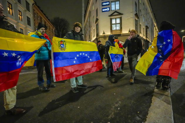 Nobels fredspris 2025 Oslo, Norway 20251209. Latin-Amerikagruppene i Norge protesterer utenfor Nobelinstituttet i forbindelse med utdelingen av Nobels fredspris tirsdag ettermiddag. Den venezuelanske opposisjonslederen Maria Corina Machado far prisen for sitt utrettelige arbeid for a sikre demokratiske rettigheter for folket i Venezuela, og for sin kamp for en rettferdig og fredelig overgang fra diktatur til folkestyre. Prisen deles ut under en seremoni i Oslo radhus pa onsdag. Foto: Lise Aserud NTB Oslo Norway LLWGvP3Ox1s EDITORIAL USE ONLY Ref:_POLLLWGvP3Ox1s.jpg Copyright: xLisexAserudxx xNTBx
