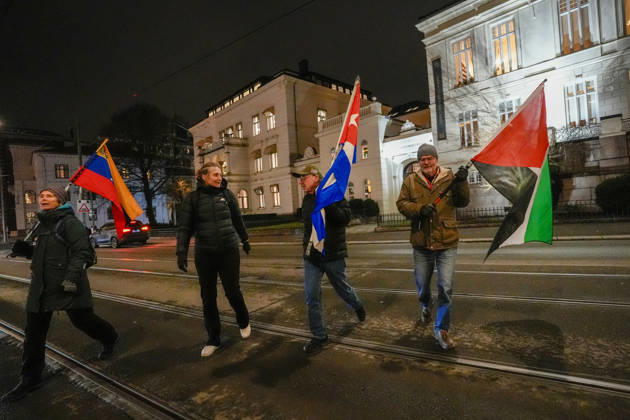 Nobels fredspris 2025 Oslo, Norway 20251209. Latin-Amerikagruppene i Norge protesterer utenfor Nobelinstituttet i forbindelse med utdelingen av Nobels fredspris tirsdag ettermiddag. Den venezuelanske opposisjonslederen Maria Corina Machado far prisen for sitt utrettelige arbeid for a sikre demokratiske rettigheter for folket i Venezuela, og for sin kamp for en rettferdig og fredelig overgang fra diktatur til folkestyre. Prisen deles ut under en seremoni i Oslo radhus pa onsdag. Foto: Lise Aserud NTB Oslo Norway whZfBXlHSYk EDITORIAL USE ONLY Ref:_POLwhZfBXlHSYk.jpg Copyright: xLisexAserudxx xNTBx