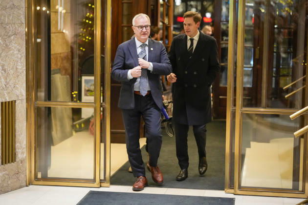 Nobels fredspris 2025 Oslo 20251209. Direktor for Nobelinstituttet Kristian Berg Harpviken og leder for Den Norske Nobelkomite Jorgen Watne Frydnes ankommer Grand Hotel i Oslo tirsdag ettermiddag. Den venezuelanske opposisjonslederen Maria Corina Machado far prisen for sitt utrettelige arbeid for a sikre demokratiske rettigheter for folket i Venezuela, og for sin kamp for en rettferdig og fredelig overgang fra diktatur til folkestyre. Prisen deles ut under en seremoni i Oslo radhus pa onsdag. Foto: Cornelius Poppe NTB Oslo Norge h-zLRY-e3R0 EDITORIAL USE ONLY Ref:_POLh-zLRY-e3R0.jpg Copyright: xCorneliusxPoppex xNTBx