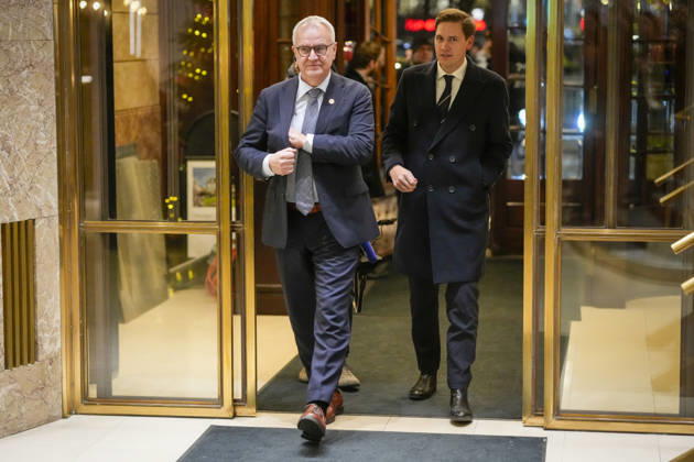 Nobels fredspris 2025 Oslo 20251209. Direktor for Nobelinstituttet Kristian Berg Harpviken og leder for Den Norske Nobelkomite Jorgen Watne Frydnes ankommer Grand Hotel i Oslo tirsdag ettermiddag. Den venezuelanske opposisjonslederen Maria Corina Machado far prisen for sitt utrettelige arbeid for a sikre demokratiske rettigheter for folket i Venezuela, og for sin kamp for en rettferdig og fredelig overgang fra diktatur til folkestyre. Prisen deles ut under en seremoni i Oslo radhus pa onsdag. Foto: Cornelius Poppe NTB Oslo Norge kTHbnrKljbo EDITORIAL USE ONLY Ref:_POLkTHbnrKljbo.jpg Copyright: xCorneliusxPoppex xNTBx