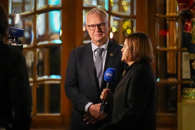 Nobels fredspris 2025 Oslo, Norway 20251209. Direktor i Nobelinstituttet Kristian Berg Harpviken intervjues av NRK uten for Grand Hotel i Oslo tirsdag ettermiddag. Den venezuelanske opposisjonslederen Maria Corina Machado far prisen for sitt utrettelige arbeid for a sikre demokratiske rettigheter for folket i Venezuela, og for sin kamp for en rettferdig og fredelig overgang fra diktatur til folkestyre. Prisen deles ut under en seremoni i Oslo radhus pa onsdag. Foto: Lise Aserud NTB Oslo Norway sbqwfkjB-DE EDITORIAL USE ONLY Ref:_POLsbqwfkjB-DE.jpg Copyright: xLisexAserudxx xNTBx