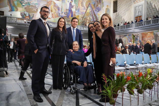 Nobels fredspris 2025 Oslo 20251210. Moren til fredsprismottaker, Corina Parisca de Machado, ankommer Oslo Radhus for utdelingen av Nobels fredspris. Datteren til Nobels fredsprismottaker, Ana Corina Sosa, tar i mot prisen pa vegne av sin mor. Den venezuelanske opposisjonslederen Maria Corina Machado far prisen for sitt utrettelige arbeid for a sikre demokratiske rettigheter for folket i Venezuela, og for sin kamp for en rettferdig og fredelig overgang fra diktatur til folkestyre. Pa grunn av omstendighetene i hjemlandet Venezuela kunne ikke Nobels fredsprismottaker delta pa utdelingen i Norge. Foto: Ole Berg-Rusten NTB POOL Oslo Norge dGq6YhPz_Ms EDITORIAL USE ONLY Ref:_BNCdGq6YhPz_Ms.jpg Copyright: xOlexBerg-Rustenx xNTBx