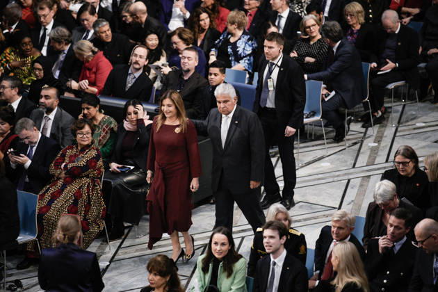 Nobels fredspris 2025 Oslo 20251210. Panamas president JosÃ Raul Mulino og forstedame Maricel de Mulino ankommer Oslo Radhus for utdelingen av Nobels fredspris. Datteren til Nobels fredsprismottaker, Ana Corina Sosa, tar i mot prisen pa vegne av sin mor. Den venezuelanske opposisjonslederen Maria Corina Machado far prisen for sitt utrettelige arbeid for a sikre demokratiske rettigheter for folket i Venezuela, og for sin kamp for en rettferdig og fredelig overgang fra diktatur til folkestyre. Pa grunn av omstendighetene i hjemlandet Venezuela kunne ikke Nobels fredsprismottaker delta pa utdelingen i Norge. Foto: Stian Lysberg Solum NTB Oslo Norge HW0t2p05ksw EDITORIAL USE ONLY Ref:_BNCHW0t2p05ksw.jpg Copyright: xStianxLysbergxSolumx xNTBx