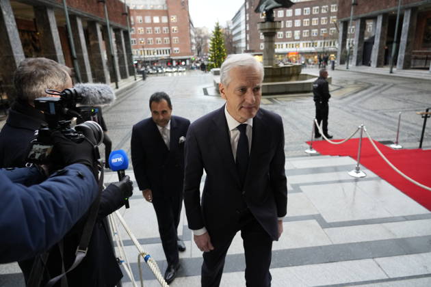 Nobels fredspris 2025 Oslo 20251210. Statsminister Jonas Gahr Store (Ap) ankommer Oslo Radhus for utdelingen av Nobels fredspris. Datteren til Nobels fredsprismottaker, Ana Corina Sosa, tar i mot prisen pa vegne av sin mor. Den venezuelanske opposisjonslederen Maria Corina Machado far prisen for sitt utrettelige arbeid for a sikre demokratiske rettigheter for folket i Venezuela, og for sin kamp for en rettferdig og fredelig overgang fra diktatur til folkestyre. Pa grunn av omstendighetene i hjemlandet Venezuela kunne ikke Nobels fredsprismottaker delta pa utdelingen i Norge. Foto: Gorm Kallestad NTB Oslo Norge pTbOqrp8Xqw EDITORIAL USE ONLY Ref:_BNCpTbOqrp8Xqw.jpg Copyright: xGormxKallestadx xNTBx