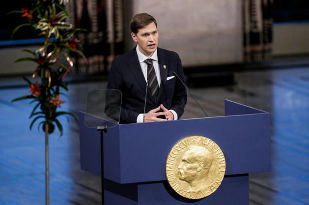 Nobels fredspris 2025 Oslo 20251210. Direktor i Nobelinstituttet Kristian Berg Harpviken under utdelingen av Nobels fredspris i Oslo radhus. Den venezuelanske opposisjonslederen Maria Corina Machado far prisen for sitt utrettelige arbeid for a sikre demokratiske rettigheter for folket i Venezuela, og for sin kamp for en rettferdig og fredelig overgang fra diktatur til folkestyre. Pa grunn av omstendighetene i hjemlandet Venezuela kunne ikke Nobels fredsprismottaker delta pa utdelingen i Norge. Foto: Stian Lysberg Solum NTB Oslo Norge cwbju9NDdTA EDITORIAL USE ONLY Ref:_BNCcwbju9NDdTA.jpg Copyright: xStianxLysbergxSolumx xNTBx