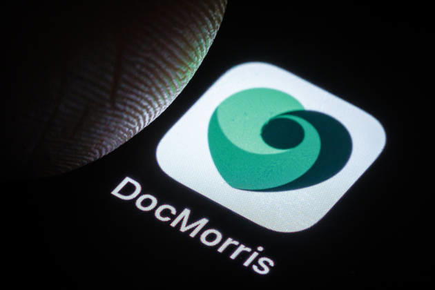 Symbolfoto: Die App von DocMorris wird auf einem Smartphone angezeigt. Berlin, 10.12.2025. Berlin Deutschland Copyright: xThomasxTrutschelx