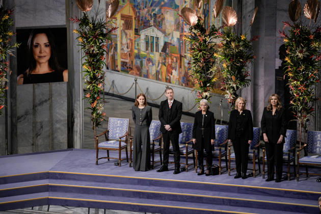 Nobels fredspris 2025 Oslo 20251210. Datteren til Nobels fredsprismottaker, Ana Corina Sosa, tar i mot prisen pa vegne av sin mor under utdelingen av Nobels fredspris i Oslo radhus. Den venezuelanske opposisjonslederen Maria Corina Machado far prisen for sitt utrettelige arbeid for a sikre demokratiske rettigheter for folket i Venezuela, og for sin kamp for en rettferdig og fredelig overgang fra diktatur til folkestyre. Pa grunn av omstendighetene i hjemlandet Venezuela kunne ikke Nobels fredsprismottaker delta pa utdelingen i Norge. Foto: Stian Lysberg Solum NTB Oslo Norge PsFdERvkwmM EDITORIAL USE ONLY Ref:_BNCPsFdERvkwmM.jpg Copyright: xStianxLysbergxSolumx xNTBx