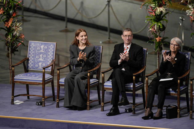 Nobels fredspris 2025 Oslo 20251210. Utdelingen av Nobels fredspris i Oslo radhus. Datteren til Nobels fredsprismottaker, Ana Corina Sosa, tar i mot prisen pa vegne av sin mor under utdelingen av Nobels fredspris i Oslo radhus. Den venezuelanske opposisjonslederen Maria Corina Machado far prisen for sitt utrettelige arbeid for a sikre demokratiske rettigheter for folket i Venezuela, og for sin kamp for en rettferdig og fredelig overgang fra diktatur til folkestyre. Pa grunn av omstendighetene i hjemlandet Venezuela kunne ikke Nobels fredsprismottaker delta pa utdelingen i Norge. Foto: Stian Lysberg Solum NTB Oslo Norge YUnv_YmSZ9I EDITORIAL USE ONLY Ref:_BNCYUnv_YmSZ9I.jpg Copyright: xStianxLysbergxSolumx xNTBx