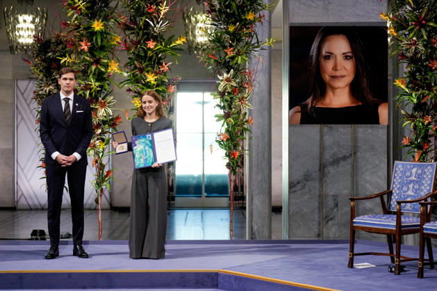 Nobels fredspris 2025 Oslo 20251210. Datteren til Nobels fredsprismottaker, Ana Corina Sosa, tar i mot prisen pa vegne av sin mor under utdelingen av Nobels fredspris i Oslo radhus. Den venezuelanske opposisjonslederen Maria Corina Machado far prisen for sitt utrettelige arbeid for a sikre demokratiske rettigheter for folket i Venezuela, og for sin kamp for en rettferdig og fredelig overgang fra diktatur til folkestyre. Pa grunn av omstendighetene i hjemlandet Venezuela kunne ikke Nobels fredsprismottaker delta pa utdelingen i Norge. Foto: Ole Berg-Rusten NTB POOL Oslo Norge IuTbwyPmkMg EDITORIAL USE ONLY Ref:_BNCIuTbwyPmkMg.jpg Copyright: xOlexBerg-Rustenx xNTBx