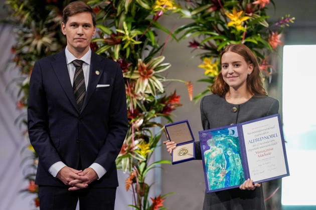 Nobels fredspris 2025 Oslo 20251210. Datteren til Nobels fredsprismottaker, Ana Corina Sosa, tar i mot prisen pa vegne av sin mor under utdelingen av Nobels fredspris i Oslo radhus. Den venezuelanske opposisjonslederen Maria Corina Machado far prisen for sitt utrettelige arbeid for a sikre demokratiske rettigheter for folket i Venezuela, og for sin kamp for en rettferdig og fredelig overgang fra diktatur til folkestyre. Pa grunn av omstendighetene i hjemlandet Venezuela kunne ikke Nobels fredsprismottaker delta pa utdelingen i Norge. Foto: Ole Berg-Rusten NTB POOL Oslo Norge Drk7JMQ4xLE EDITORIAL USE ONLY Ref:_BNCDrk7JMQ4xLE.jpg Copyright: xOlexBerg-Rustenx xNTBx