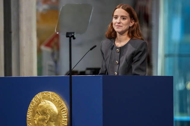 Nobels fredspris 2025 Oslo 20251210. Datteren til Nobels fredsprismottaker, Ana Corina Sosa, tar i mot prisen pa vegne av sin mor under utdelingen av Nobels fredspris i Oslo radhus. Den venezuelanske opposisjonslederen Maria Corina Machado far prisen for sitt utrettelige arbeid for a sikre demokratiske rettigheter for folket i Venezuela, og for sin kamp for en rettferdig og fredelig overgang fra diktatur til folkestyre. Pa grunn av omstendighetene i hjemlandet Venezuela kunne ikke Nobels fredsprismottaker delta pa utdelingen i Norge. Foto: Ole Berg-Rusten NTB POOL Oslo Norge knM6VMCJeNI EDITORIAL USE ONLY Ref:_BNCknM6VMCJeNI.jpg Copyright: xOlexBerg-Rustenx xNTBx