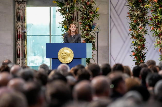 Nobels fredspris 2025 Oslo 20251210. Datteren til Nobels fredsprismottaker, Ana Corina Sosa, tar i mot prisen pa vegne av sin mor under utdelingen av Nobels fredspris i Oslo radhus. Den venezuelanske opposisjonslederen Maria Corina Machado far prisen for sitt utrettelige arbeid for a sikre demokratiske rettigheter for folket i Venezuela, og for sin kamp for en rettferdig og fredelig overgang fra diktatur til folkestyre. Pa grunn av omstendighetene i hjemlandet Venezuela kunne ikke Nobels fredsprismottaker delta pa utdelingen i Norge. Foto: Ole Berg-Rusten NTB POOL Oslo Norge KKtaMljSHhs EDITORIAL USE ONLY Ref:_BNCKKtaMljSHhs.jpg Copyright: xOlexBerg-Rustenx xNTBx