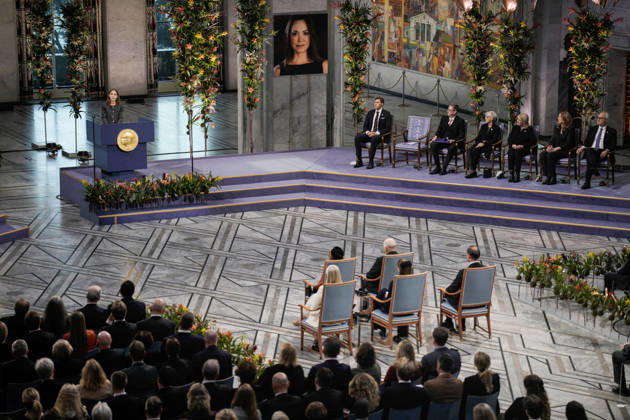 Nobels fredspris 2025 Oslo 20251210. Datteren til Nobels fredsprismottaker, Ana Corina Sosa, tar i mot prisen pa vegne av sin mor under utdelingen av Nobels fredspris i Oslo radhus. Den venezuelanske opposisjonslederen Maria Corina Machado far prisen for sitt utrettelige arbeid for a sikre demokratiske rettigheter for folket i Venezuela, og for sin kamp for en rettferdig og fredelig overgang fra diktatur til folkestyre. Pa grunn av omstendighetene i hjemlandet Venezuela kunne ikke Nobels fredsprismottaker delta pa utdelingen i Norge. Foto: Stian Lysberg Solum NTB Oslo Norge A0WF0-3ic24 EDITORIAL USE ONLY Ref:_BNCA0WF0-3ic24.jpg Copyright: xStianxLysbergxSolumx xNTBx