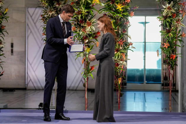 Nobels fredspris 2025 Oslo 20251210. Datteren til Nobels fredsprismottaker, Ana Corina Sosa, tar i mot prisen pa vegne av sin mor under utdelingen av Nobels fredspris i Oslo radhus. Den venezuelanske opposisjonslederen Maria Corina Machado far prisen for sitt utrettelige arbeid for a sikre demokratiske rettigheter for folket i Venezuela, og for sin kamp for en rettferdig og fredelig overgang fra diktatur til folkestyre. Pa grunn av omstendighetene i hjemlandet Venezuela kunne ikke Nobels fredsprismottaker delta pa utdelingen i Norge. Foto: Ole Berg-Rusten NTB POOL Oslo Norge IOfdHHJ7P-0 EDITORIAL USE ONLY Ref:_BNCIOfdHHJ7P-0.jpg Copyright: xOlexBerg-Rustenx xNTBx