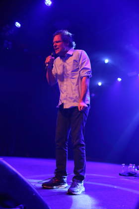 John Maus bei einem Konzert im Astra Kulturhaus in Berlin, 10. Dezember 2025. John Maus Konzert Berlin