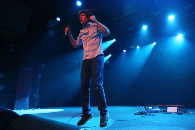 John Maus bei einem Konzert im Astra Kulturhaus in Berlin, 10. Dezember 2025. John Maus Konzert Berlin