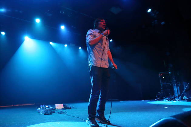 John Maus bei einem Konzert im Astra Kulturhaus in Berlin, 10. Dezember 2025. John Maus Konzert Berlin
