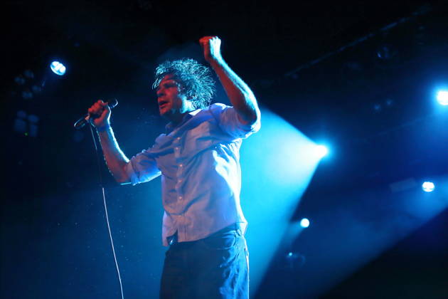 John Maus bei einem Konzert im Astra Kulturhaus in Berlin, 10. Dezember 2025. John Maus Konzert Berlin