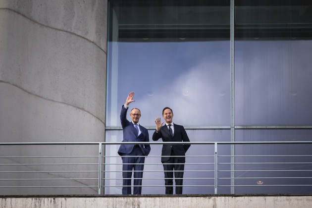 News Bilder des Tages (L-R) Friedrich Merz (CDU), Bundeskanzler, und Mark Rutte, Generalsekretaer der NATO waehrend eines Treffens auf dem Balkon des Bundeskanzleramtes in Berlin, 11.12.2025. Berlin Deutschland Copyright: xAmreixSchulzx