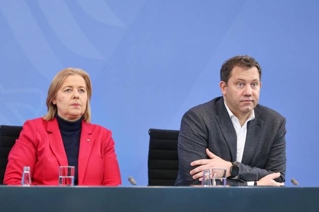 Berlin, Deutschland, 11.12.2025: Bundeskanzleramt: Pressekonferenz nach Koalitionsausschuss: Bundesministerin für Arbeit und Soziales Bärbel Bas (SPD) und Bundesminister der Finanzen Lars Klingbeil (SPD) Copyright: xdtsxNachrichtenagenturx dts_98813