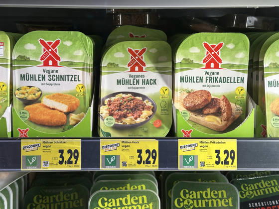 Hack wird vegetarisch. Mühlen Schnitzel, Mühlen Hack, Mühlen Frikadellen mit Sojaprotein. Rügenwalder Mühle. Immer mehr Produkte sind vegetarisch oder vegan. 10.12.2025. Stuttgart, Baden-Württemberg, Deutschland