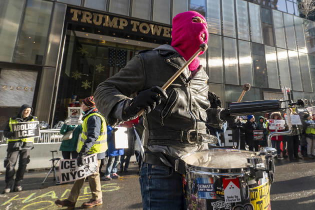 A person plays a drum during a protest in front of Trump Tower against ICE and the immigration policies of US President Donald Trump s administration in New York (USA), 14 December 2025. Protests against ICE in New York: rejection of Trump s immigration policies !ACHTUNG: NUR REDAKTIONELLE NUTZUNG!  Copyright: xÁngelxColmenaresx AME8248 20251214-55018831626_1