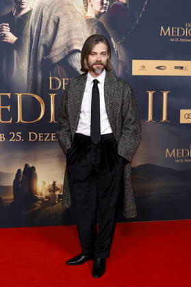 Schauspieler Tom Payne bei der Weltpremiere des Films Der Medicus II im Cinedom. Köln, 15.12.2025 NRW Deutschland Copyright: xChristophxHardtx