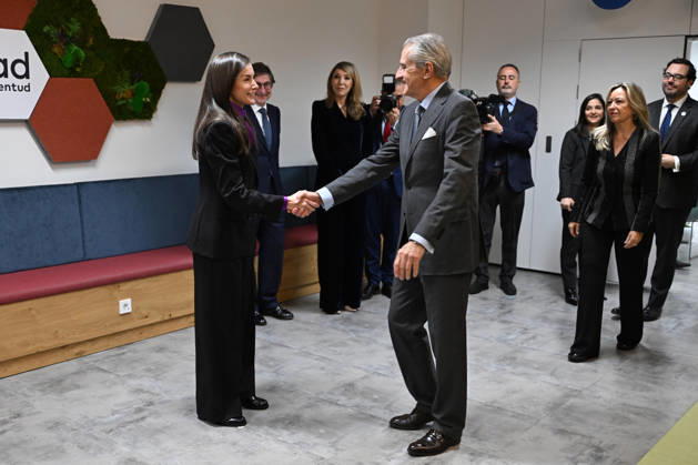 Queen Letizia chairs the meeting of the Board of Trustees of the FAD Youth Foundation Europa Press Executive Chairman, Asís Martín de Cabiedes, greets Queen Letizia at the meeting of the Board of Trustees of the FAD Youth Foundation, December 16, 2025, in Madrid Spain The meeting will address the issue of digital security for youth QUEEN LETIZIA FAD YOUTH DECEMBER 16, 2025 José Madrid Madrid Madrid Spain Copyright: xJosà xOlivax 7172368