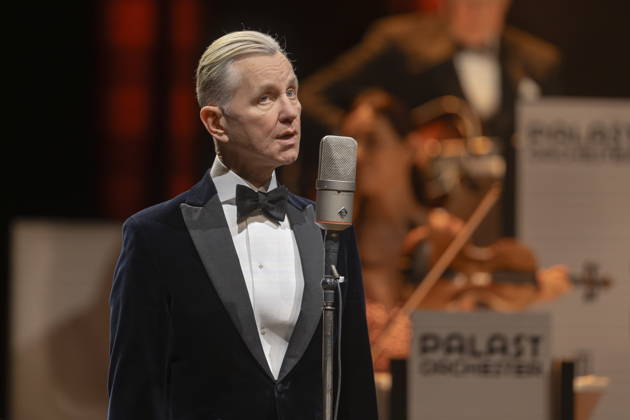 Max Raabe & Palast Orchester mit dem Programm Hummel streicheln an zwei Abenden live im ausverkauften Kulturpalast Dresden.