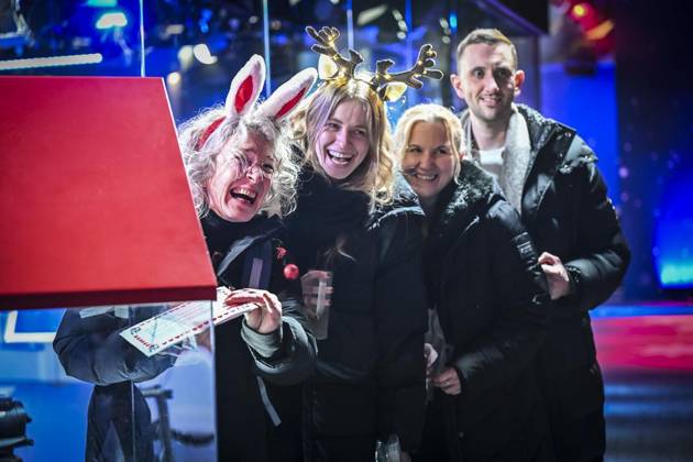 Weihnachtswunder1612: Das Weihnachtswunder am Tag 4 auf dem Burgplatz. Die vier Moderatoren Sabine Heinrich, Steffi Neu, Jan Malte Andresen und Thomas Bug moderieren das Weihnachtswunder für den WDR. Immer steht mindestens einer von ihnen am Mikrofon und nimmt Musikwünsche gegen eine Spende entgegen. Das Weihnachtswunder wird vom Burgplatz in der Essener Innenstadt übertragen. ** NUR FÜR REDAKTIONELLE ZWECKE ** EDITORIAL USE ONLY **<p>Publikum auf dem Burgplatz am Dienstag, dem 16. Dezember 2025. Das Weihnachtswunder am Dienstagauf dem Burgplatz am Tag 3. Die vier Moderatoren Sabine Heinrich, Steffi Neu, Jan Malte Andresen und Thomas Bug moderieren das Weihnachtswunder für den WDR. Immer steht mindestens einer von ihnen am Mikrofon u Copyright: KerstinxKokoska doc83py39hqaf5g9i2ltsw ,EDITORIAL USE ONLY