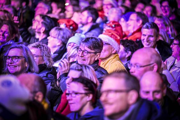 Weihnachtswunder1612: Das Weihnachtswunder am Tag 4 auf dem Burgplatz. Die vier Moderatoren Sabine Heinrich, Steffi Neu, Jan Malte Andresen und Thomas Bug moderieren das Weihnachtswunder für den WDR. Immer steht mindestens einer von ihnen am Mikrofon und nimmt Musikwünsche gegen eine Spende entgegen. Das Weihnachtswunder wird vom Burgplatz in der Essener Innenstadt übertragen. ** NUR FÜR REDAKTIONELLE ZWECKE ** EDITORIAL USE ONLY **<p>Publikum auf dem Burgplatz am Dienstag, dem 16. Dezember 2025. Das Weihnachtswunder am Dienstagauf dem Burgplatz am Tag 3. Die vier Moderatoren Sabine Heinrich, Steffi Neu, Jan Malte Andresen und Thomas Bug moderieren das Weihnachtswunder für den WDR. Immer steht mindestens einer von ihnen am Mikrofon u Copyright: KerstinxKokoska doc83py3g1v2vl1dff5tsw ,EDITORIAL USE ONLY
