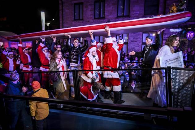 Weihnachtswunder1612: Das Weihnachtswunder am Tag 4 auf dem Burgplatz. Die vier Moderatoren Sabine Heinrich, Steffi Neu, Jan Malte Andresen und Thomas Bug moderieren das Weihnachtswunder für den WDR. Immer steht mindestens einer von ihnen am Mikrofon und nimmt Musikwünsche gegen eine Spende entgegen. Das Weihnachtswunder wird vom Burgplatz in der Essener Innenstadt übertragen. ** NUR FÜR REDAKTIONELLE ZWECKE ** EDITORIAL USE ONLY **<p>Publikum und Spender auf dem Burgplatz am Dienstag, dem 16. Dezember 2025. Das Weihnachtswunder am Dienstagauf dem Burgplatz am Tag 3. Die vier Moderatoren Sabine Heinrich, Steffi Neu, Jan Malte Andresen und Thomas Bug moderieren das Weihnachtswunder für den WDR. Immer steht mindestens einer von ihnen a Copyright: KerstinxKokoska doc83py4rr7edk2815mtsw ,EDITORIAL USE ONLY