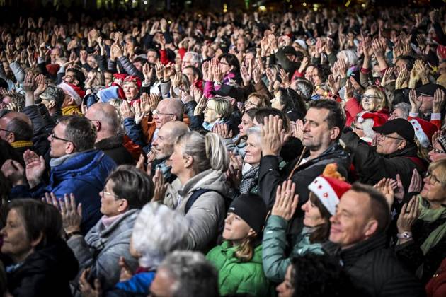 Weihnachtswunder1612: Das Weihnachtswunder am Tag 4 auf dem Burgplatz. Die vier Moderatoren Sabine Heinrich, Steffi Neu, Jan Malte Andresen und Thomas Bug moderieren das Weihnachtswunder für den WDR. Immer steht mindestens einer von ihnen am Mikrofon und nimmt Musikwünsche gegen eine Spende entgegen. Das Weihnachtswunder wird vom Burgplatz in der Essener Innenstadt übertragen. ** NUR FÜR REDAKTIONELLE ZWECKE ** EDITORIAL USE ONLY **<p>Auftritt The BossHoss am Dienstag, dem 16. Dezember 2025. Das Weihnachtswunder am Dienstagauf dem Burgplatz am Tag 3. Die vier Moderatoren Sabine Heinrich, Steffi Neu, Jan Malte Andresen und Thomas Bug moderieren das Weihnachtswunder für den WDR. Immer steht mindestens einer von ihnen am Mikrofon und n Copyright: KerstinxKokoska doc83py4rzinup1dttsktsw ,EDITORIAL USE ONLY
