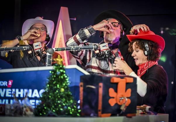 Weihnachtswunder1612: Das Weihnachtswunder am Tag 4 auf dem Burgplatz. Die vier Moderatoren Sabine Heinrich, Steffi Neu, Jan Malte Andresen und Thomas Bug moderieren das Weihnachtswunder für den WDR. Immer steht mindestens einer von ihnen am Mikrofon und nimmt Musikwünsche gegen eine Spende entgegen. Das Weihnachtswunder wird vom Burgplatz in der Essener Innenstadt übertragen. ** NUR FÜR REDAKTIONELLE ZWECKE ** EDITORIAL USE ONLY **<p>Auftritt The BossHoss am Dienstag, dem 16. Dezember 2025. Das Weihnachtswunder am Dienstagauf dem Burgplatz am Tag 3. Die vier Moderatoren Sabine Heinrich, Steffi Neu, Jan Malte Andresen und Thomas Bug moderieren das Weihnachtswunder für den WDR. Immer steht mindestens einer von ihnen am Mikrofon und n Copyright: KerstinxKokoska doc83py4no5osj6y5lhtsw ,EDITORIAL USE ONLY