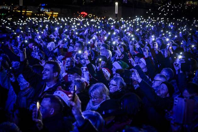 Weihnachtswunder1612: Das Weihnachtswunder am Tag 4 auf dem Burgplatz. Die vier Moderatoren Sabine Heinrich, Steffi Neu, Jan Malte Andresen und Thomas Bug moderieren das Weihnachtswunder für den WDR. Immer steht mindestens einer von ihnen am Mikrofon und nimmt Musikwünsche gegen eine Spende entgegen. Das Weihnachtswunder wird vom Burgplatz in der Essener Innenstadt übertragen. ** NUR FÜR REDAKTIONELLE ZWECKE ** EDITORIAL USE ONLY **<p>Auftritt The BossHoss am Dienstag, dem 16. Dezember 2025. Das Weihnachtswunder am Dienstagauf dem Burgplatz am Tag 3. Die vier Moderatoren Sabine Heinrich, Steffi Neu, Jan Malte Andresen und Thomas Bug moderieren das Weihnachtswunder für den WDR. Immer steht mindestens einer von ihnen am Mikrofon und n Copyright: KerstinxKokoska doc83py4pp75bk1kay45tsw ,EDITORIAL USE ONLY