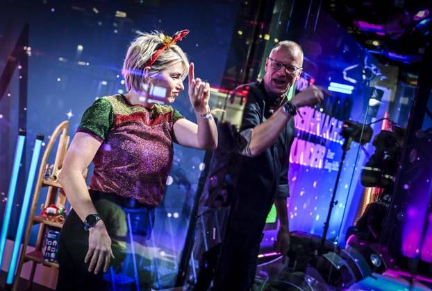 Weihnachtswunder1612: Das Weihnachtswunder am Tag 4 auf dem Burgplatz. Die vier Moderatoren Sabine Heinrich, Steffi Neu, Jan Malte Andresen und Thomas Bug moderieren das Weihnachtswunder für den WDR. Immer steht mindestens einer von ihnen am Mikrofon und nimmt Musikwünsche gegen eine Spende entgegen. Das Weihnachtswunder wird vom Burgplatz in der Essener Innenstadt übertragen. ** NUR FÜR REDAKTIONELLE ZWECKE ** EDITORIAL USE ONLY **<p>Tanzen: Sabine Heinrich und Thomas Bug am Dienstag, dem 16. Dezember 2025. Das Weihnachtswunder am Dienstagauf dem Burgplatz am Tag 3. Die vier Moderatoren Sabine Heinrich, Steffi Neu, Jan Malte Andresen und Thomas Bug moderieren das Weihnachtswunder für den WDR. Immer steht mindestens einer von ihnen a Copyright: KerstinxKokoska doc83py5thr39xh31eqtsw ,EDITORIAL USE ONLY