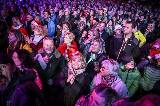 Weihnachtswunder1612: Das Weihnachtswunder am Tag 4 auf dem Burgplatz. Die vier Moderatoren Sabine Heinrich, Steffi Neu, Jan Malte Andresen und Thomas Bug moderieren das Weihnachtswunder für den WDR. Immer steht mindestens einer von ihnen am Mikrofon und nimmt Musikwünsche gegen eine Spende entgegen. Das Weihnachtswunder wird vom Burgplatz in der Essener Innenstadt übertragen. ** NUR FÜR REDAKTIONELLE ZWECKE ** EDITORIAL USE ONLY **<p>Publikum auf dem Burgplatz am Dienstag, dem 16. Dezember 2025. Das Weihnachtswunder am Dienstagauf dem Burgplatz am Tag 3. Die vier Moderatoren Sabine Heinrich, Steffi Neu, Jan Malte Andresen und Thomas Bug moderieren das Weihnachtswunder für den WDR. Immer steht mindestens einer von ihnen am Mikrofon u Copyright: KerstinxKokoska doc83py5ts3v0xta3wktsw ,EDITORIAL USE ONLY