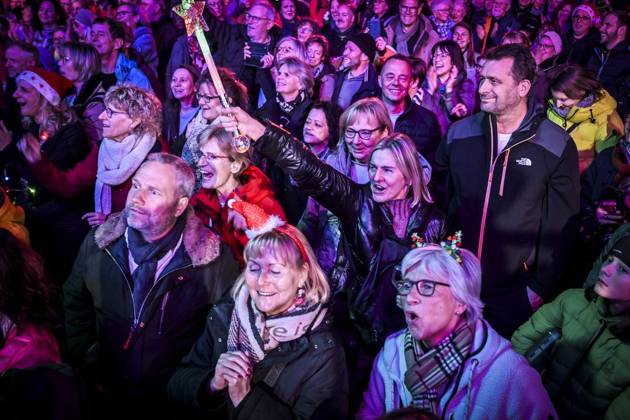 Weihnachtswunder1612: Das Weihnachtswunder am Tag 4 auf dem Burgplatz. Die vier Moderatoren Sabine Heinrich, Steffi Neu, Jan Malte Andresen und Thomas Bug moderieren das Weihnachtswunder für den WDR. Immer steht mindestens einer von ihnen am Mikrofon und nimmt Musikwünsche gegen eine Spende entgegen. Das Weihnachtswunder wird vom Burgplatz in der Essener Innenstadt übertragen. ** NUR FÜR REDAKTIONELLE ZWECKE ** EDITORIAL USE ONLY **<p>Publikum auf dem Burgplatz am Dienstag, dem 16. Dezember 2025. Das Weihnachtswunder am Dienstagauf dem Burgplatz am Tag 3. Die vier Moderatoren Sabine Heinrich, Steffi Neu, Jan Malte Andresen und Thomas Bug moderieren das Weihnachtswunder für den WDR. Immer steht mindestens einer von ihnen am Mikrofon u Copyright: KerstinxKokoska doc83py5tuv5brbeurjtsw ,EDITORIAL USE ONLY