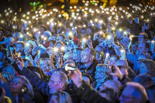 Weihnachtswunder1612: Das Weihnachtswunder am Tag 4 auf dem Burgplatz. Die vier Moderatoren Sabine Heinrich, Steffi Neu, Jan Malte Andresen und Thomas Bug moderieren das Weihnachtswunder für den WDR. Immer steht mindestens einer von ihnen am Mikrofon und nimmt Musikwünsche gegen eine Spende entgegen. Das Weihnachtswunder wird vom Burgplatz in der Essener Innenstadt übertragen. ** NUR FÜR REDAKTIONELLE ZWECKE ** EDITORIAL USE ONLY **<p>Auftritt Stefanie Heinzmann am Dienstag, dem 16. Dezember 2025. Das Weihnachtswunder am Dienstagauf dem Burgplatz am Tag 3. Die vier Moderatoren Sabine Heinrich, Steffi Neu, Jan Malte Andresen und Thomas Bug moderieren das Weihnachtswunder für den WDR. Immer steht mindestens einer von ihnen am Mikrofon Copyright: KerstinxKokoska doc83py6bdcms0uktg8tsw ,EDITORIAL USE ONLY