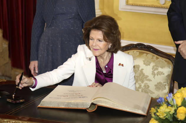Königin Silvia von Schweden beim Eintrag ins Gästebuch anlässlich der Verleihung der Bayerischen Staatsmedaille für soziale Verdienste an Königin Silvia von Schweden in der Residenz. München, 17.12.2025
