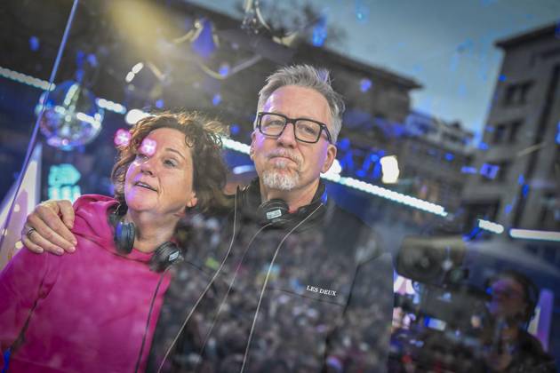 Weihnachtswunder1712: Das Weihnachtswunder am Tag 5 auf dem Burgplatz. Die vier Moderatoren Sabine Heinrich, Steffi Neu, Jan Malte Andresen und Thomas Bug moderieren das Weihnachtswunder für den WDR. Immer steht mindestens einer von ihnen am Mikrofon und nimmt Musikwünsche gegen eine Spende entgegen. Das Weihnachtswunder wird vom Burgplatz in der Essener Innenstadt übertragen. ** NUR FÜR REDAKTIONELLE ZWECKE ** EDITORIAL USE ONLY **<p>Steffi Neu und Jan Malte Andresen am Mittwoch, dem 17. Dezember 2025. Das Weihnachtswunder am Mittwoch auf dem Burgplatz am Tag 5. Die vier Moderatoren Sabine Heinrich, Steffi Neu, Jan Malte Andresen und Thomas Bug moderieren das Weihnachtswunder für den WDR. Immer steht mindestens einer von ihnen am Mi Copyright: KerstinxKokoska doc83qhjwlj7z7133phg12vo ,EDITORIAL USE ONLY