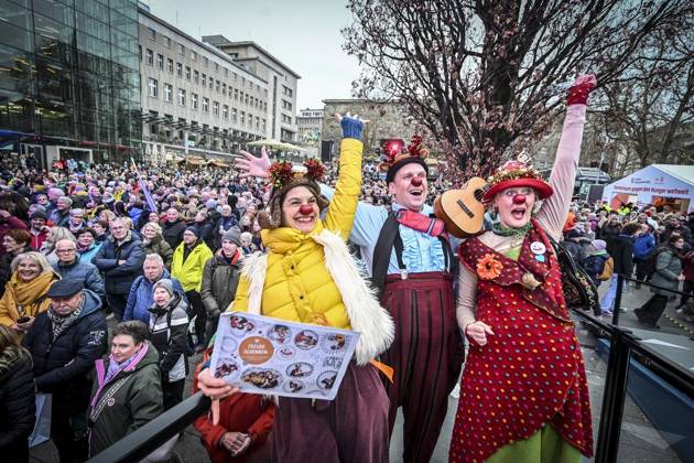Weihnachtswunder1712: Das Weihnachtswunder am Tag 5 auf dem Burgplatz. Die vier Moderatoren Sabine Heinrich, Steffi Neu, Jan Malte Andresen und Thomas Bug moderieren das Weihnachtswunder für den WDR. Immer steht mindestens einer von ihnen am Mikrofon und nimmt Musikwünsche gegen eine Spende entgegen. Das Weihnachtswunder wird vom Burgplatz in der Essener Innenstadt übertragen. ** NUR FÜR REDAKTIONELLE ZWECKE ** EDITORIAL USE ONLY **<p>Clownsvisite e.V. an der Spendenbox am Mittwoch, dem 17. Dezember 2025. Das Weihnachtswunder am Mittwoch auf dem Burgplatz am Tag 5. Die vier Moderatoren Sabine Heinrich, Steffi Neu, Jan Malte Andresen und Thomas Bug moderieren das Weihnachtswunder für den WDR. Immer steht mindestens einer von ihnen am Copyright: KerstinxKokoska doc83qhl8478781gxge312ma ,EDITORIAL USE ONLY
