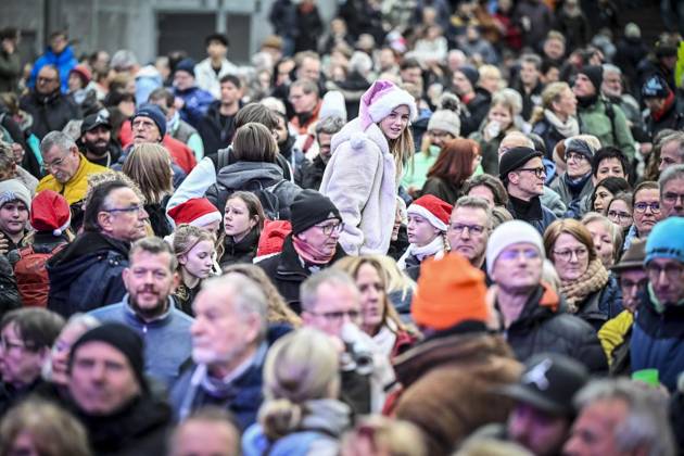 Weihnachtswunder1712: Das Weihnachtswunder am Tag 5 auf dem Burgplatz. Die vier Moderatoren Sabine Heinrich, Steffi Neu, Jan Malte Andresen und Thomas Bug moderieren das Weihnachtswunder für den WDR. Immer steht mindestens einer von ihnen am Mikrofon und nimmt Musikwünsche gegen eine Spende entgegen. Das Weihnachtswunder wird vom Burgplatz in der Essener Innenstadt übertragen. ** NUR FÜR REDAKTIONELLE ZWECKE ** EDITORIAL USE ONLY **<p>Publikum auf dem Burgplatz am Mittwoch, dem 17. Dezember 2025. Das Weihnachtswunder am Mittwoch auf dem Burgplatz am Tag 5. Die vier Moderatoren Sabine Heinrich, Steffi Neu, Jan Malte Andresen und Thomas Bug moderieren das Weihnachtswunder für den WDR. Immer steht mindestens einer von ihnen am Mikrofon Copyright: KerstinxKokoska doc83qhl8ft52rom7dh131i ,EDITORIAL USE ONLY