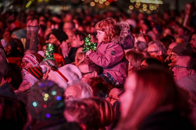 Weihnachtswunder1712: Das Weihnachtswunder am Tag 5 auf dem Burgplatz. Die vier Moderatoren Sabine Heinrich, Steffi Neu, Jan Malte Andresen und Thomas Bug moderieren das Weihnachtswunder für den WDR. Immer steht mindestens einer von ihnen am Mikrofon und nimmt Musikwünsche gegen eine Spende entgegen. Das Weihnachtswunder wird vom Burgplatz in der Essener Innenstadt übertragen. ** NUR FÜR REDAKTIONELLE ZWECKE ** EDITORIAL USE ONLY **<p>Auftritt Tim Bendzko am Mittwoch, dem 17. Dezember 2025. Das Weihnachtswunder am Mittwoch auf dem Burgplatz am Tag 5. Die vier Moderatoren Sabine Heinrich, Steffi Neu, Jan Malte Andresen und Thomas Bug moderieren das Weihnachtswunder für den WDR. Immer steht mindestens einer von ihnen am Mikrofon und Copyright: KerstinxKokoska doc83qhlw5tsfar34pg12r8 ,EDITORIAL USE ONLY