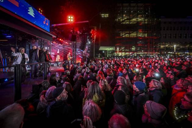 Weihnachtswunder1712: Das Weihnachtswunder am Tag 5 auf dem Burgplatz. Die vier Moderatoren Sabine Heinrich, Steffi Neu, Jan Malte Andresen und Thomas Bug moderieren das Weihnachtswunder für den WDR. Immer steht mindestens einer von ihnen am Mikrofon und nimmt Musikwünsche gegen eine Spende entgegen. Das Weihnachtswunder wird vom Burgplatz in der Essener Innenstadt übertragen. ** NUR FÜR REDAKTIONELLE ZWECKE ** EDITORIAL USE ONLY **<p>Auftritt Kamrad am Mittwoch, dem 17. Dezember 2025. Das Weihnachtswunder am Mittwoch auf dem Burgplatz am Tag 5. Die vier Moderatoren Sabine Heinrich, Steffi Neu, Jan Malte Andresen und Thomas Bug moderieren das Weihnachtswunder für den WDR. Immer steht mindestens einer von ihnen am Mikrofon und nimmt Copyright: KerstinxKokoska doc83qho282agmf9urt131i ,EDITORIAL USE ONLY
