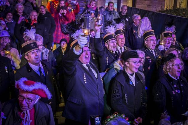 Weihnachtswunder1712: Das Weihnachtswunder am Tag 5 auf dem Burgplatz. Die vier Moderatoren Sabine Heinrich, Steffi Neu, Jan Malte Andresen und Thomas Bug moderieren das Weihnachtswunder für den WDR. Immer steht mindestens einer von ihnen am Mikrofon und nimmt Musikwünsche gegen eine Spende entgegen. Das Weihnachtswunder wird vom Burgplatz in der Essener Innenstadt übertragen. ** NUR FÜR REDAKTIONELLE ZWECKE ** EDITORIAL USE ONLY **<p>Auftritt Kamrad am Mittwoch, dem 17. Dezember 2025. Das Weihnachtswunder am Mittwoch auf dem Burgplatz am Tag 5. Die vier Moderatoren Sabine Heinrich, Steffi Neu, Jan Malte Andresen und Thomas Bug moderieren das Weihnachtswunder für den WDR. Immer steht mindestens einer von ihnen am Mikrofon und nimmt Copyright: KerstinxKokoska doc83qho2z9l2oy4h3h12vo ,EDITORIAL USE ONLY