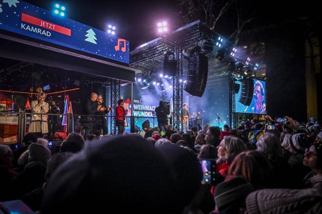 Weihnachtswunder1712: Das Weihnachtswunder am Tag 5 auf dem Burgplatz. Die vier Moderatoren Sabine Heinrich, Steffi Neu, Jan Malte Andresen und Thomas Bug moderieren das Weihnachtswunder für den WDR. Immer steht mindestens einer von ihnen am Mikrofon und nimmt Musikwünsche gegen eine Spende entgegen. Das Weihnachtswunder wird vom Burgplatz in der Essener Innenstadt übertragen. ** NUR FÜR REDAKTIONELLE ZWECKE ** EDITORIAL USE ONLY **<p>Auftritt Kamrad am Mittwoch, dem 17. Dezember 2025. Das Weihnachtswunder am Mittwoch auf dem Burgplatz am Tag 5. Die vier Moderatoren Sabine Heinrich, Steffi Neu, Jan Malte Andresen und Thomas Bug moderieren das Weihnachtswunder für den WDR. Immer steht mindestens einer von ihnen am Mikrofon und nimmt Copyright: KerstinxKokoska doc83qho1r8o1y1mqljh12vo ,EDITORIAL USE ONLY