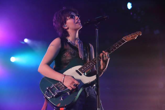 Mikaela Mullaney Straus alias King Princess bei einem Konzert im Astra Kulturhaus in Berlin, 17. Dezember 2025. King Princess Konzert Berlin